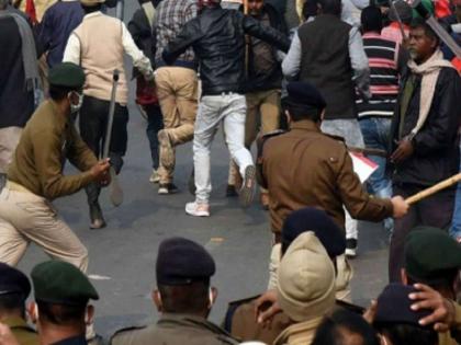 Patna: Police lathi charged the STET candidate for second consecutive day, trying to go towards assembly | पटना: एसटीइटी के अभ्यर्थियों पर पुलिस ने किया लगातार दूसरे दिन लाठीचार्ज, गेट तोड़ विधानसभा की ओर जाने का कर रहे थे प्रयास