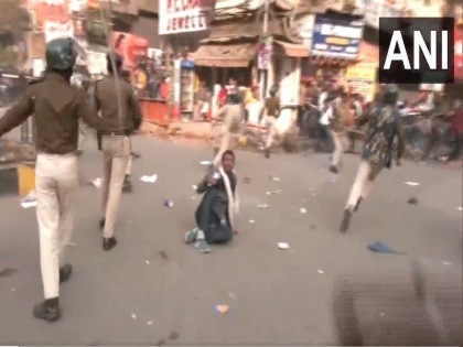Police lathi-charge aspirants qualified for Bihar TET and CTET in Patna | वीडियो: बिहार में नौकरी मांग रहे टीईटी और सीटीईटी अभ्यर्थियों को पुलिस ने दौड़ा-दौड़ाकर पीटा, देखें