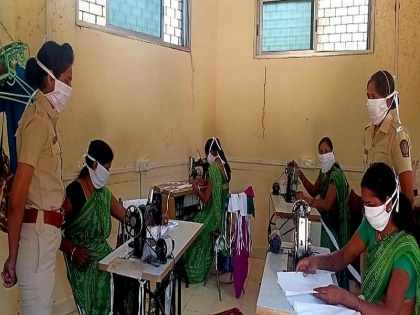 Coronavirus: Latur women's self-help groups making mask shortage sold 4 lakh masks in last one month | Coronavirus: लातूर की महिलाओं ने संभाला मोर्चा, पिछले एक महीने में तैयार किए 4 लाख मास्क