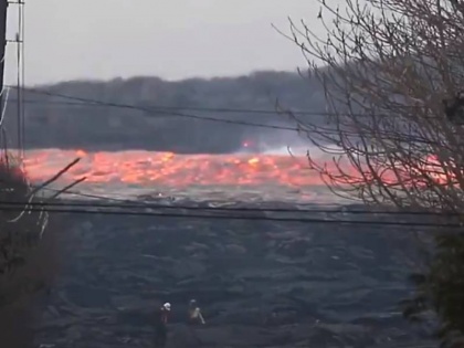 Volcano lava river video viral on social media its fully thriller | बहते लावे का वीडियो देख आपके उड़ जाएंगे होश, इंटरनेट पर तेजी से हो रहा वायरल