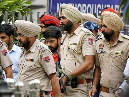 Moose wala murder Lawrence Bishnoi brought to Punjab amidst security cover of 50 policemen two bulletproof vehicles | मूसेवाला हत्याकांडः 2 बुलेटप्रूफ गाड़ी, 50 पुलिसकर्मियों के सुरक्षाघेरे के बीच लॉरेंस बिश्नोई को पंजाब लाया गया, अदालत में पेशी के बाद 7 दिनों की मिली रिमांड