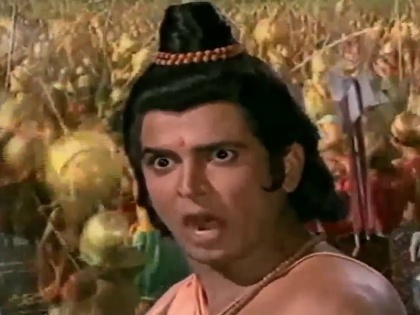 karanvir bohra finds person dancing during ramayan war share video on instagram | 'रामायण' में चल रहे भयंकर युद्ध के बीच 'लक्ष्मण' के पीछे डांस करता हुआ नजर आया यह सैनिक, वीडियो वायरल