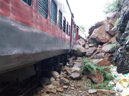 5 coaches of kannur bengaluru express derailed b/w toppuru sivadi of bengaluru division due sudden falling of boulders on the train | कन्नूर-बेंगलुरु एक्सप्रेस पर चट्टान से टूट कर गिरा बोल्डर, पटरी से उतरे ट्रेन के 5 डिब्बे हुए, 2348 यात्री थे सवार
