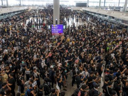 Hong Kong: flights resume at airport after clashes between protesters and police | हांगकांग हवाई अड्डे से नियमित उड़ानें शुरू, 70 दिनों से जारी है गतिरोध