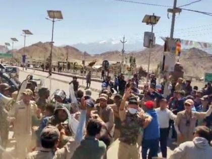 Ladakh protest live updates 4 killed, over 50 injured as statehood agitation turns violent in Leh curfew imposed | Ladakh protest updates: 4 की मौत और 50 घायल, लद्दाख को राज्य का दर्जा देने और छठी अनुसूची के विस्तार की मांग को लेकर आंदोलन