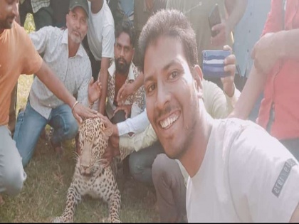 Leopard came in the forest of Iklera in Madhya Pradesh Dewas district villagers caught it rode took a selfie | मध्य प्रदेश: देवास जिले के इकलेरा में आया तेंदुआ, गांव वालों ने पकड़कर उस पर की सवारी-ली सेल्फी