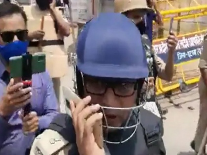 UP block panchayat elections slapped by bjp people up police officer pleads to seniors | यूपी पुलिस के वरिष्ठ अधिकारी ने सीनियर को कॉल कर कहा, सर बीजेपी के लोग मुझे थप्पड़ मार रहे हैं, वीडियो वायरल