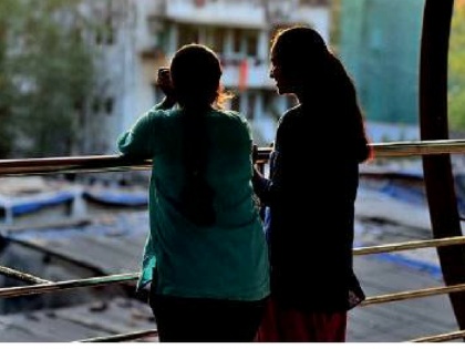 Lesbian couple commit suicide with child in Ahemdabad by jumping in to sabarmati | लोग हमें जीने नहीं दे रहे, लिख सबारमती में कूदीं लेस्बियन कपल, मरने से पहले बेटी को भी नदी में फेंका
