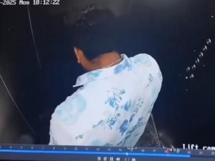 VIDEO: A urinated in a lift and tried to wipe it with his feet, angry people demanded one year imprisonment and a fine of Rs 10,000 | VIDEO: लिफ्ट में पेशाब कर पैर से पोंछने की कोशिश करता हुआ शख्स, गुस्साए लोगों ने की एक साल की सजा और 10,000 जुर्माने की मांग