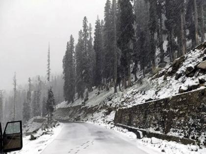 Jammu & Kashmir: Winter has arrived early in Kashmir this time, with light snowfall in Razdan Pass and temperatures dropping in Gurez Valley | Jammu & Kashmir: इस बार कश्मीर में जल्द आ गई सर्दी, राजदान दर्रे में हल्की बर्फबारी, गुरेज घाटी में तापमान में गिरावट Jammu & Kashmir: Winter has arrived early in Kashmir this time, with light snowfall in Razdan Pass and temperatures dropping in Gurez Valley | Jammu & Kashmir: इस बार कश्मीर में जल्द आ गई सर्दी, राजदान दर्रे में हल्की बर्फबारी, गुरेज घाटी में तापमान में गिरावट