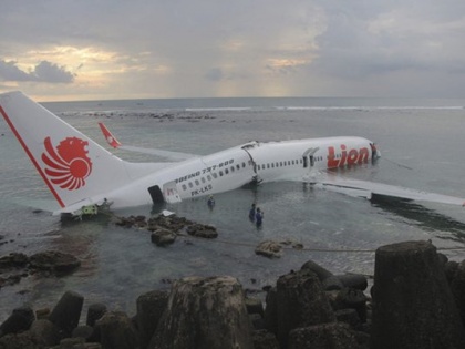 Indonesia plane accident: 10 bags filled with human remains docked in Jakarta for DNA test | इंडोनेशिया विमान हादसाः गोताखोरों ने मानव अवशेष से भरे 10 बैग, डीएनए जांच के लिए जकार्ता रवाना