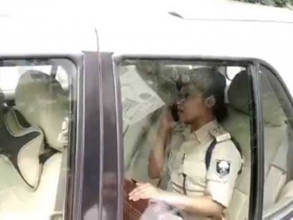 ASP Lipi Singh arrives to pick Anant Singh by Legislative council car & MP sticker on it in controversy | विधान परिषद की गाड़ी, सांसद का स्टीकर, अनंत सिंह को लेने पहुंची एएसपी लिपि सिंह फंसी विवादों में