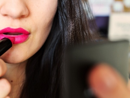 Correct way to apply lipstick for all beginners | Beauty Tips: लिपस्टिक लगाते समय इन बातों का रखें ध्यान, लगेंगी खूबसूरत
