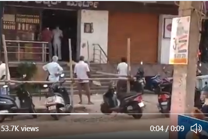 Video of man performing arti and breaking coconut in front of shop as soon as the liquor contract opens | Lockdown: ठेका खुलते ही दुकान के सामने शख्स ने की आरती, तोड़ा नारियल, अब सोशल मीडिया पर वीडियो हो रहा है वायरल