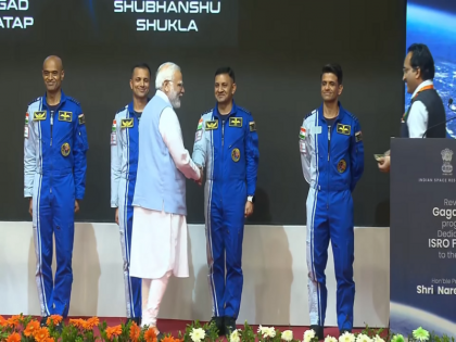 Gaganyaan mission PM Modi reveals the names of four astronauts selected to go to space | Gaganyaan Mission Astronauts: पीएम मोदी ने अंतरिक्ष में जाने के लिए चुने गए चार अंतरिक्ष यात्रियों के नामों का खुलासा किया, इसरो के गगनयान मिशन का हिस्सा होंगे