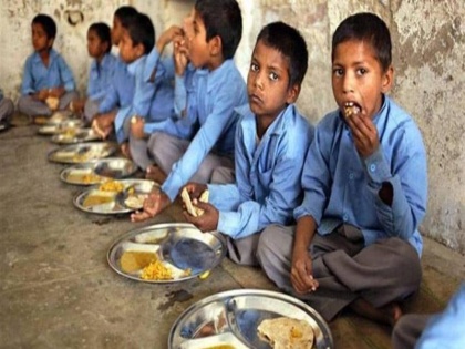 Chhattisgarh stale rice served to children in mid-day mill 2 dozen deteriorated health | छत्तीसगढ़ः मिड-डे मिल में बच्चों को परोसी गई बासी भात, 2 दर्जन की बिगड़ी तबीयत, दूषित पानी का भी मामला सामने आया