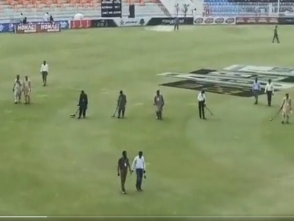 pakistan security forces and bomb disposal squad monitor stadium after new zealand abandon tour | VIDEO: न्यूजीलैंड क्रिकेट टीम के दौरा रद्द करने के बाद पाकिस्तान सुरक्षा बलों और बम निरोधक दस्ते ने स्टेडियम में चलाया तलाशी अभियान