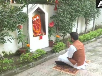 Budget 2020: Minister of State for Finance Anurag Thakur worshiped at his residence before presenting the budget | Budget 2020: बजट से पहले वित्त राज्य मंत्री अनुराग ठाकुर ने अपने आवास पर की पूजा-अर्चना, जानें क्या कहा
