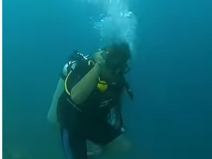 neeraj chopra throws javelin underwater in maldives video goes viral | नीरज चोपड़ा ने मालदीव में पानी के अंदर फेंका भाला!, वीडियो हुआ वायरल