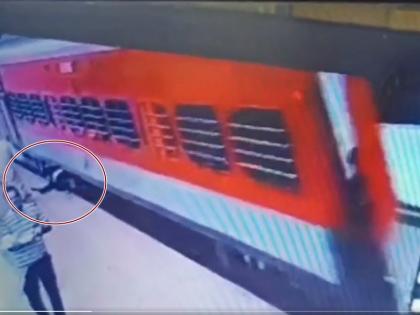 Gwalior man slipped while boarding a moving train RPF jawan saving his life video surfaced | चलती ट्रेन में चढ़ने के दौरान फिसलकर नीचे गिरा बुजुर्ग, RPF जवान के जान बचाने का वीडियो आया सामने, 20 घंटे में चार की बचाई गई जान