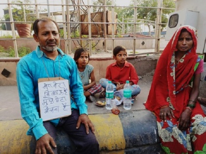 Man Forced To Put His 'Son On Sale' To Repay Loan In Aligarh | "मेरा बेटा बिकाऊ है, मुझे बेटा बेचना है", कर्ज चुकाने के लिए शख्स अपने बेटे को बेचने पर मजबूर