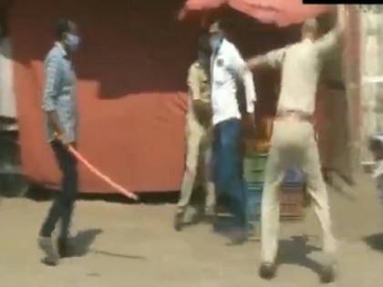 WATCH Karnataka: Police resorts to lathi charge on people who found violating COVID19 lockdown in Kalaburagi | लॉकडाउन में बरस रही लाठियां, सख्ती के बिना नहीं हो रहा नियमों का पालन, देखें वायरल हो रहा वीडियो