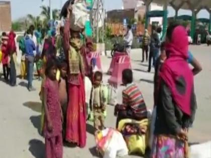 Thousands of migrant laborers take to the streets once again in Maharashtra, demanding homecoming | Maharashtra Ki Taja Khabar: महाराष्ट्र में एक बार फिर हजारों प्रवासी मजदूर सड़कों पर उतरे, घर वापसी की मांग की