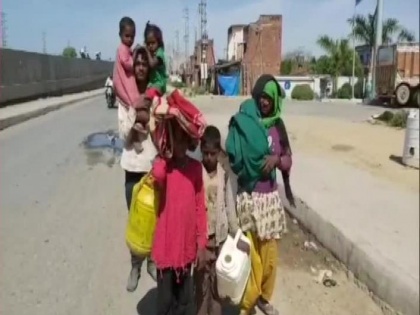 Coronavirus coming from outside in Bihar stopped at the border, investigation is being done by keeping them in the Isolation Center | कोरोना: बिहार में बाहर से आने वाले लोगों को सीमा पर रोका, आईसोलेशन सेंटर में रखकर की जा रही है जांच