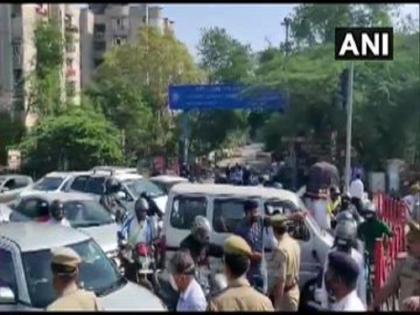 Corona virus Police Delhi Gautam Budh Nagar border lockdown jam DND flyway | Coronavirus Updates: दिल्ली और नोएडा लॉकडाउन, डीएनडी फ्लाईवे पर जाम, कई गाड़ियां फंसी, जनता और पुलिस में नोकझोंक