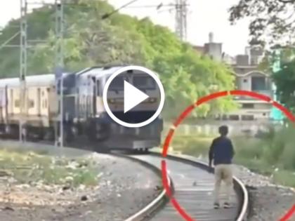 Watch Train was coming from the front man was walking on the track loco pilot got down from train and slaps video viral | Watch: सामने से आ रही थी ट्रेन... बेफ्रिक होकर पटरी पर चल रहा था शख्स, अचानक ट्रेन से उतरा लोको पायलट; फिर... Watch Train was coming from the front man was walking on the track loco pilot got down from train and slaps video viral | Watch: सामने से आ रही थी ट्रेन... बेफ्रिक होकर पटरी पर चल रहा था शख्स, अचानक ट्रेन से उतरा लोको पायलट; फिर...