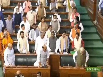 PM Narendra Modi welcomed by BJP MPs in Lok Sabha, amid chants of Modi, Modi watch video | पीएम नरेंद्र मोदी के लोकसभा पहुंचने पर खूब लगे 'भारत माता की जय' और 'मोदी-मोदी' के नारे, इस अंदाज में हुआ स्वागत