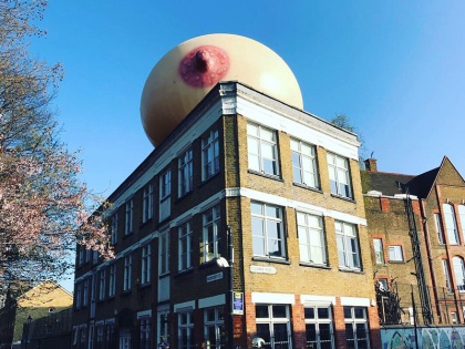 Giant breast Boobs balloons Seen In London To Fight The Stigma Around Breastfeeding In Public | ब्रेस्ट बैलून को बिल्डिंग्स पर लगाने के पीछे क्या है कहानी?