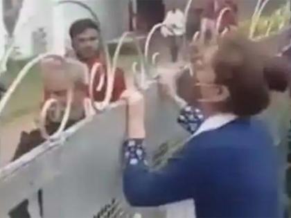 Madhya Pradesh Hoshangabad viral video girl ket shouting boyfriend marriages with other girl | गेट के बाहर से बाबू-बाबू चिल्लाती रही गर्लफ्रेंड, प्रेमी ने अंदर किसी और से रचा ली शादी, वीडियो वायरल