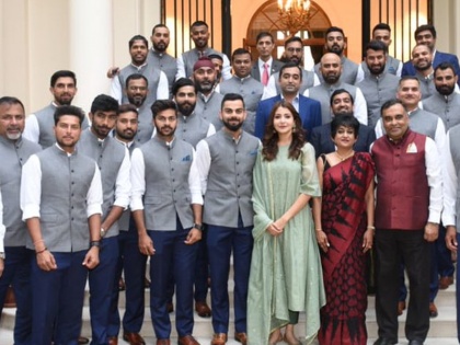 Team India members at the High Commission of India in London, Twitter users troll Anushka appearance | लंदन में भारतीय हाई कमीशन पहुंची टीम इंडिया, सबसे आगे अनुष्का को देख फैंस ने जमकर निकाली भड़ास