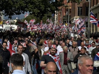 London Protest Lakhs of people took to the streets largest migrant protest in London 25 arrested so far | London Protest: लाखों की संख्या में सड़कों पर उतरे लोग, लंदन में सबसे बड़ा प्रवासी विरोध प्रदर्शन; अब तक 25 गिरफ्तार