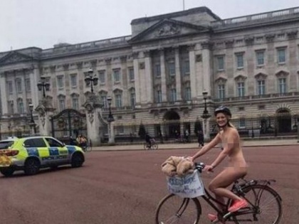 woman cycles naked around london to raise money for suicide prevention  | लंदन में महिला ने बिना कपड़े 10 मील नग्न होकर चलाई साइकिल, वजह जान आप भी करेंगे तारीफ...