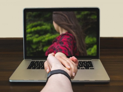staying connected when you are long distance relationship | लॉन्ग डिस्टेंस रिलेशनशिप में प्यार बरकार रखने में मदद करेंगे ये टिप्स, मजबूत होगा आपका रिश्ता