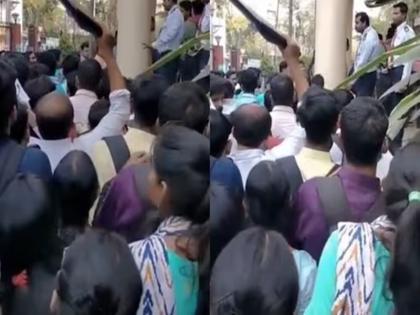 Long queue outside Kolkata Wipro office for walk-in interview thousands people came to get job video | कोलकाता: वॉक-इन इंटरव्यू के लिए विप्रो के कार्यालय के बाहर लगी लंबी कतार, हजारों की संख्या में नौकरी पाने पहुंचे लोग, देखें वीडियो