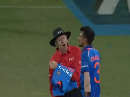 India vs New Zealand: Umpire Nigel Llong's on-field act during 2nd ODI, videos goes viral | VIDEO: मैच के दौरान फनी मूड में नजर आए अंपायर, करने लगे चोट लगने की एक्टिंग