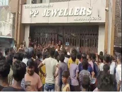 Bihar crime In Begusarai, fearless criminals looted jewellery worth Rs 40 lakh from a gold jewellery shop in broad daylight | बिहार के बेगूसराय में बेखौफ अपराधियों ने दिनदहाड़े स्वर्ण आभूषण दुकान से लूट लिए 40 लाख के आभूषण Bihar crime In Begusarai, fearless criminals looted jewellery worth Rs 40 lakh from a gold jewellery shop in broad daylight | बिहार के बेगूसराय में बेखौफ अपराधियों ने दिनदहाड़े स्वर्ण आभूषण दुकान से लूट लिए 40 लाख के आभूषण