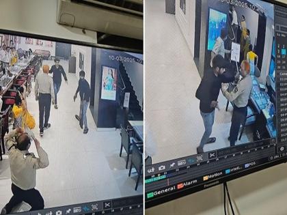 In Bihar's Arrah, six armed criminals looted gold and silver jewellery worth Rs 25 crore from Tanishq Jewellery showroom in broad daylight | बिहार के आरा में छह हथियारबंद अपराधियों ने तनिष्क ज्वेलरी शोरूम से दिनदहाडे लूट लिए 25 करोड़ रुपये के सोने-चांदी के जेवरात