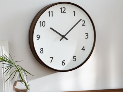Vastu Shastra tips for wall clock in your home | वास्तु शास्त्र: घर की गलत दिशा में लगी घड़ी करती है किस्मत बर्बाद, जानें कैसे