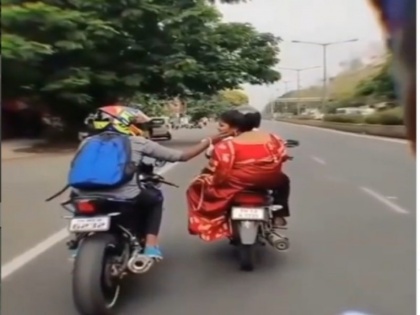 man express his love during bike ride funny video goes viral on social media | अजब-गजब इश्क ! शख्स ने बाइक पर ऐसे किया प्यारा का इजहार, लोग रह गए दंग, वीडियो वायरल