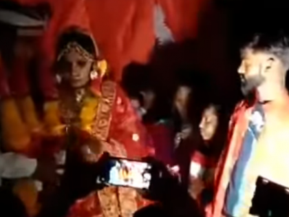 lover slaps bride on wedding stage watch video | वरमाला के दौरान स्टेज पर चढ़ गया प्रेमी, दुल्हन को जड़ डाला थप्पड़, लोगों ने की जमकर धुनाई, देखें वीडियो
