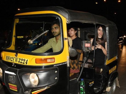 loveyatri warina hussain spot in auto | ऑटो र‍िक्शा में सैर करती नजर आईं लवयात्री एक्ट्रेस वरीना हुसैन, सोशल मीडिया पर छाई फोटो