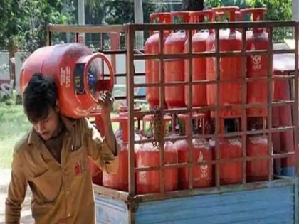 LPG Cylinder Price: LPG commercial cylinder price reduced by up to Rs 100, know new rate from Delhi to Patna | LPG Cylinder Price: एलपीजी सिलेंडर के दाम में 100 रुपये तक की कमी, दिल्ली से पटना तक जानें क्या है नया रेट