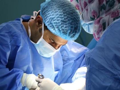 Mumbai Kokilaben Hospital doctors added cut hand of the laborer in 7 hours | मुंबईः मशीन में मजदूर का कटा हाथ, कोकिलाबेन अस्पताल के डॉक्टरों ने 7 घंटे में जोड़ा, बोला मरीज- जिंदगी भर कर्जदार रहूंगा
