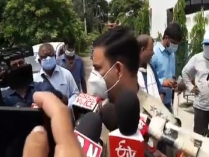 Uttar Pradesh news ACP Deepak Kumar reached Vikas Dubey Lucknow residence after encounter | UP Ki Taja Khabar: विकास दुबे के लखनऊ आवास पहुंचे एसीपी दीपक कुमार, कहा- परिजन कानपुर जाना चाहें तो ले जाएंगे