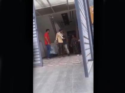 Lucknow video viral Delivery boy refused to come on first floor man slapped him UP Police Complaint Lodged | VIDEO: डिलीवरी बॉय ने फर्स्ट फ्लोर पर आने से किया मना, शख्स ने बरसाए थप्पड़; लखनऊ में दबंग की करतूत