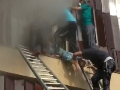 Lucknow Hotel Levana fire in Hazratganj, many people seems trapped, being pulled out of windows | वीडियो: लखनऊ में हजरतगंज के होटल में भीषण आग, कई फंसे, खिड़कियों से निकाले जा रहे लोग